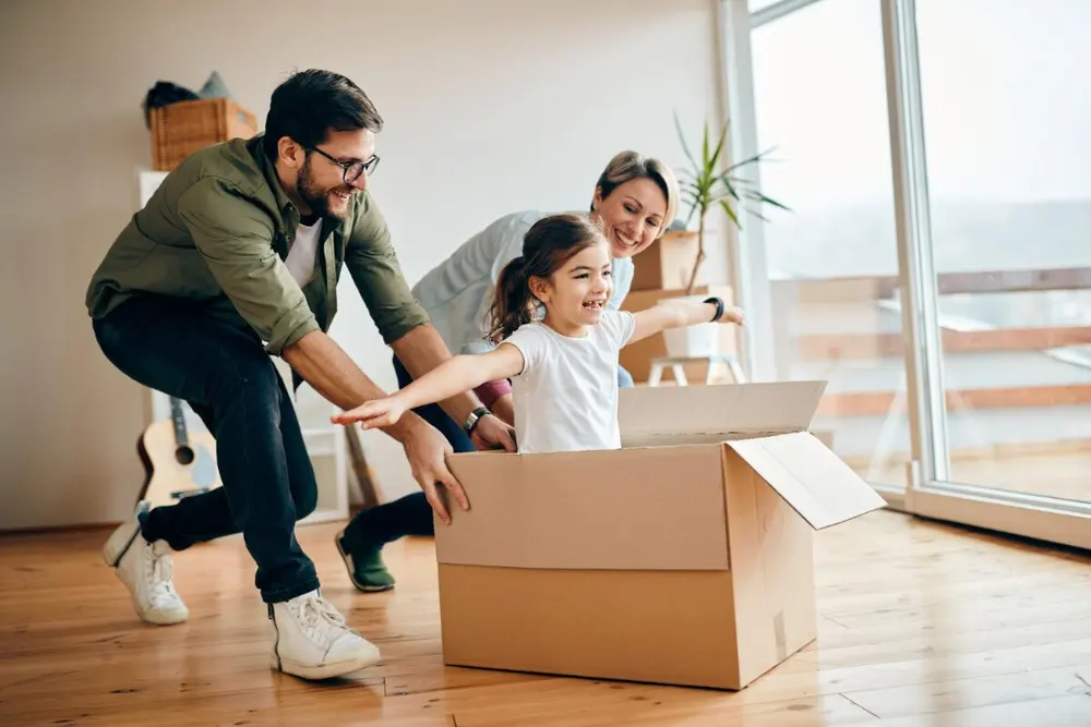 Família brincando em casa, em uma imagem do site OSANSEG.