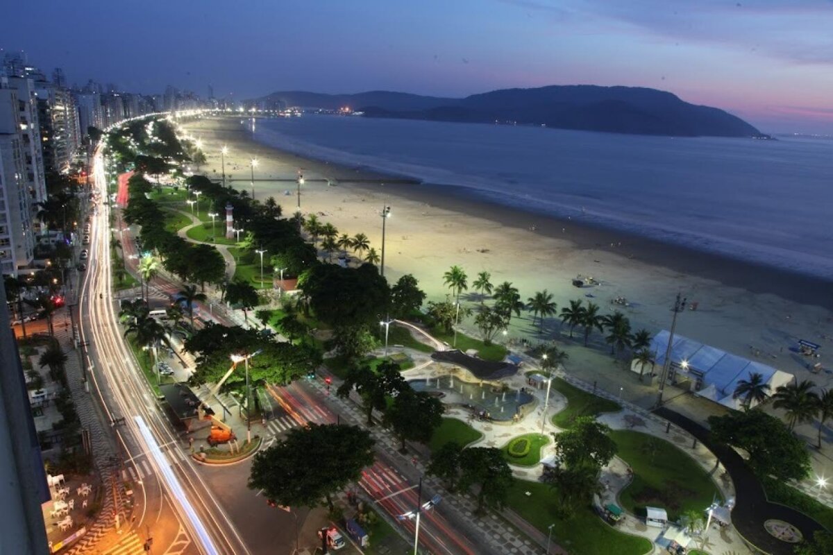 Vista da orla de Santos à noite.