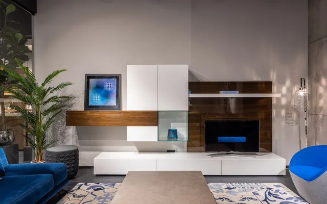 Sala de estar com sofá azul, plantas e móveis.